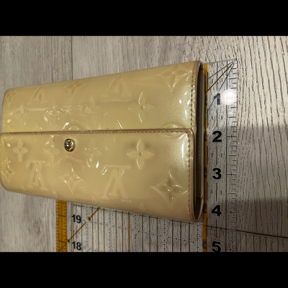 Louis Vuitton Monogram Vernis Patent Sarah Wallet - Picture 2 of 8
